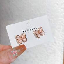 一对精致的蝴蝶夹式耳环，采用磁性扣设计，佩戴安全可爱，适合学生和女士佩戴。 - 蝴蝶耳夾 - 查看 4
