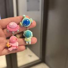1 Pair Fresh Sci-Fi Style Asymmetric Pink Flying Saucer Hugging Star Astronaut With Turquoise Planet Helmet Waving Astronaut 3D Shaped Earrings, Personalized Accessories For Daily Commute And Going Out - Multicolor - View 2