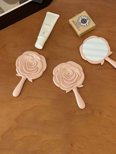 1 chiếc gương cầm tay thiết kế hoa hồng, gương trang điểm di động, gương kiểu công chúa dễ thương phong cách Bắc Âu dành cho sinh viên ký túc xá.