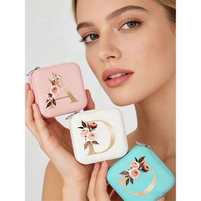 1 Hộp đựng trang sức chữ cái A-Z, hộp đựng nhẫn, hộp đựng dây chuyền, quà tặng cho bé gái, quà tặng phù dâu, quà tặng mẹ, quà tặng lý tưởng. Hộp trang sức màu trắng, hộp trang sức màu hồng, hộp trang sức phong cách Bohemian với họa tiết hoa và bướm, chất liệu giả da tổng hợp, khóa kéo, hình chữ nhật, hoàn hảo để làm quà tặng cho người sành điệu.