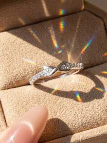 1 chiếc nhẫn bạc 925 Sterling Silver thiết kế hình số 8 độc đáo đính kim cương, thích hợp cho nữ giới đeo hàng ngày, cũng có thể dùng làm quà kỷ niệm hoặc quà Valentine cho bạn gái. - Bạc - Xem 3