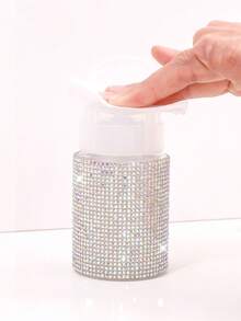 Chai nước tẩy sơn móng tay màu hồng và trắng với thiết kế hình kim cương và nắp nhấn tiện dụng. Dụng cụ chăm sóc móng: Chai đựng sơn móng tay bằng nhựa với thiết kế họa tiết kim cương, có thể đổ đầy lại, chai nước tẩy sơn móng tay có nắp nhấn. - Nhiều màu - Xem 2