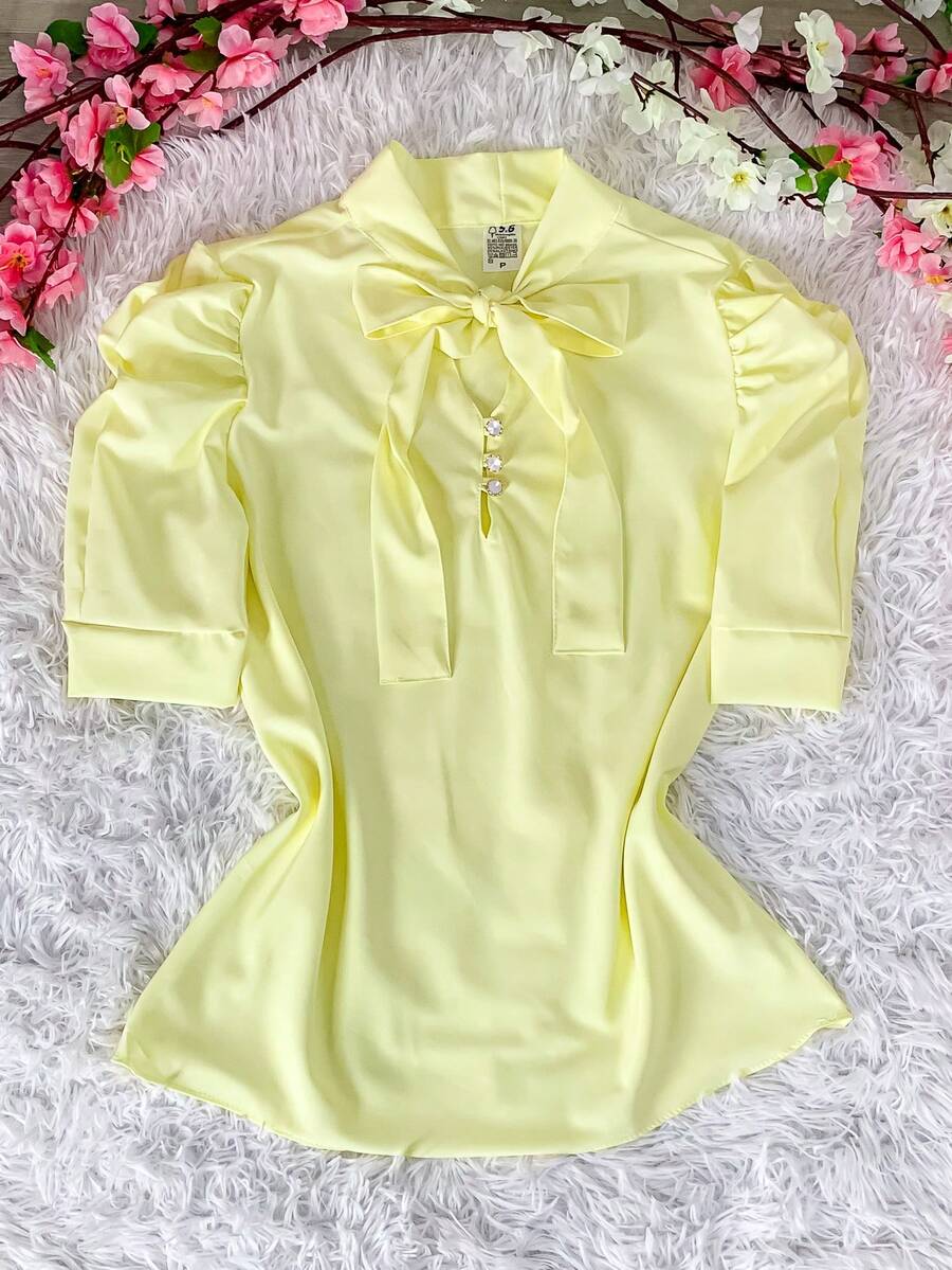 Short-Sleeved Blouse With Puff Sleeves And Bow, Size 8. Elegant Casual Style. Button Closure At The Top. - 淡黃色 - 查看 1