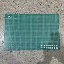 3 片装 A3、A4 和 A5 尺寸切割垫 - 采用双面网格设计，适用于手工、缝纫、拼布和布艺制作。这些切割垫经久耐用，易于清洁，是手工制作的必备品。 - 多色 - 查看 4