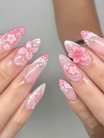 Biến đổi bộ móng tay của bạn với bộ 24 móng hình hạnh nhân kiểu Pháp này, gồm các họa tiết bướm 3D sành điệu, hiệu ứng chuyển màu hồng, chấm bi, hoa vỏ sò và móng giả dán phủ toàn bộ móng. Bộ sản phẩm bao gồm 1 keo dán dạng gel và 1 dũa móng để thêm chút lãng mạn, giúp bạn trông ngọt ngào và hoàn hảo cho những buổi hẹn hò hàng ngày.