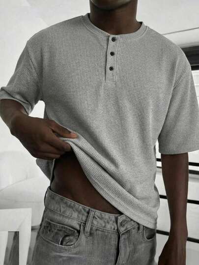 1 chiếc áo polo nam tay ngắn cổ Henley màu xám, áo thun có khuy cài, chất liệu vải dệt kiểu waffle, có thể giặt máy, phong cách đường phố Mỹ thường ngày, phù hợp cho đi làm và mặc thường ngày vào mùa hè.
