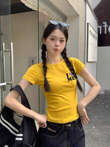 女款心形與字母印花標準肩短袖T恤，美式時尚獨特夏季上衣，休閒黃色 - 黃色 - 查看 7