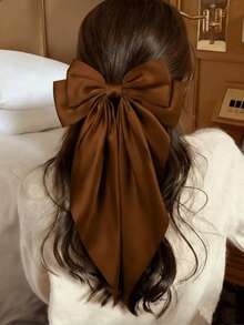 Este es un accesorio para el cabello de satén vintage con un lazo grande y cintas largas, que presenta un ambiente suave y elegante. Es perfecto para el transporte diario, las citas o el estilismo de atuendos semi-formales. - Multicolor - Ver 2