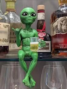 【趣味触感】外星人啤酒雕像 - 一款充满趣味和想象力的太空主题装饰品。这款绿色外星人手持啤酒杯，非常适合摆放在书桌或书架上。它是科幻迷的理想礼物，也是圣诞节、节日或馈赠亲朋好友的绝佳选择。它完美融入节日装饰和科幻主题房间。| 趣味外星人设计 | 精湛工艺，外星人主题装饰，家居装饰 - 彩色 - 查看 6