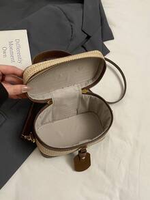 Đây là một chiếc túi xách vuông thời trang, đa năng, cao cấp màu nâu phối màu dành cho nữ. Túi có một quai xách phía trên, dây đeo vai dài có thể điều chỉnh để đeo vai hoặc đeo chéo, thiết kế mặt dây chuyền hình chữ cái nhỏ và các chi tiết đường may tinh tế. - màu nâu - Xem 11