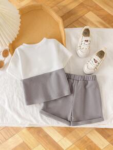 2 Stücke Baby Jungen Casual Sport Buchstaben Tasche & Knopf Dekor Rundhals T-Shirt und einfarbige Shorts Set, geeignet für den täglichen Sommertragen - Grau - Übersicht 2