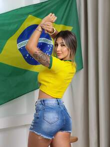 Cropped Feminino Brasil Manga Curta Ribana Blusa Cropped Ajuste Slim Copa do Mundo Brasil Top Casual Justo Estiloso Torcedora - Amarelo - Visão 3