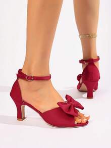 2026 女士红色缎面蝴蝶结细跟踝带凉鞋，婚礼晚宴鞋 - 紅色 - 查看 2