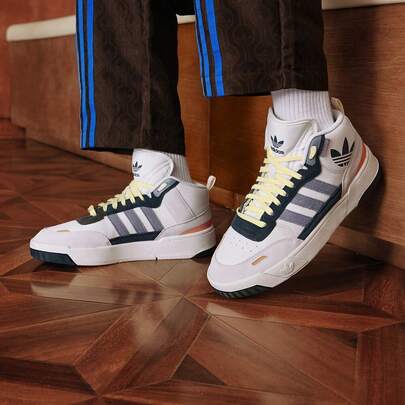 Adidas POST UP “梦幻舞步”休闲篮球风格中帮运动鞋