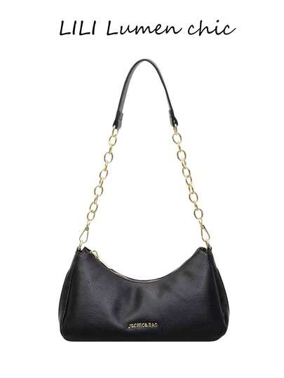 Denna exklusiva axelväska i vintage-stil, helt svart, i litchi-kornigt PU-mönster, är prydd med bokstäver. Väskans kropp är halvmåneformad och har ett M-format körsbärshänge.