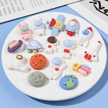 10件套混合宇航员树脂工艺品DIY配件，适用于珠宝制作、文具、手机壳、钥匙扣、杯子、镂空木屐挂件、冰箱贴、装饰贴纸等。 - 彩色 - 查看 5