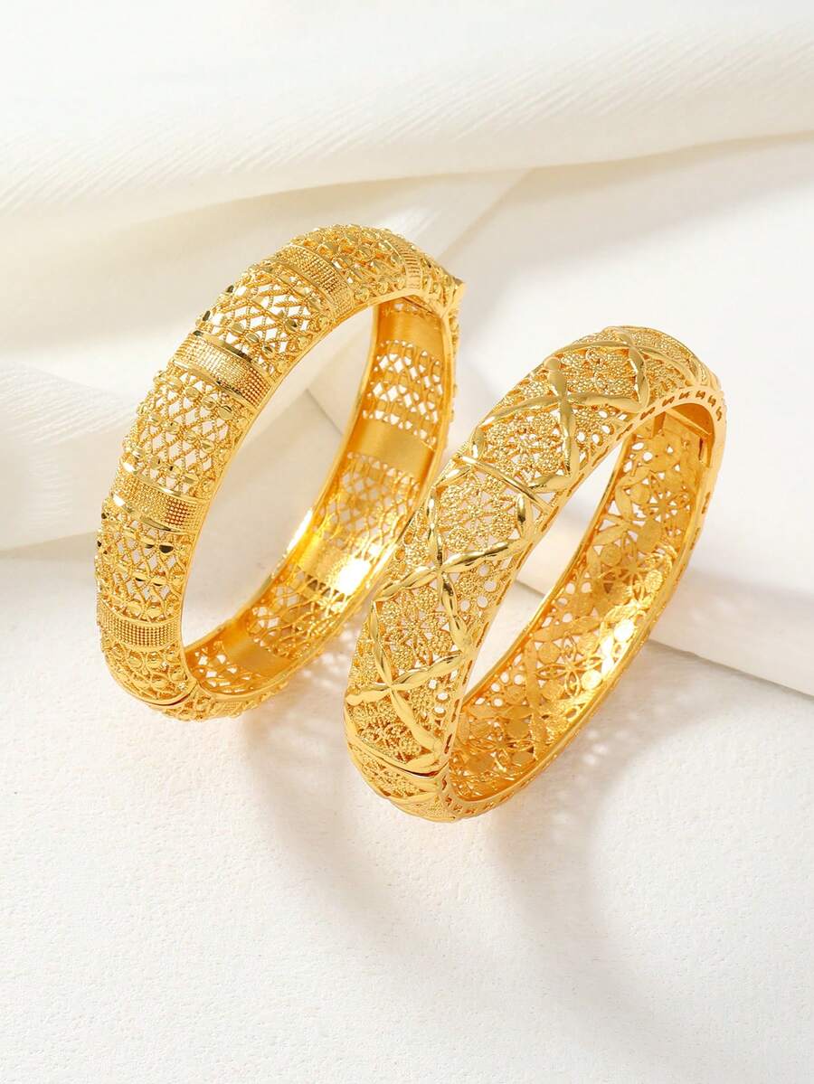 2 chiếc vòng tay bản rộng kiểu Ả Rập Xê Út bằng đồng mạ vàng, có họa tiết hình chữ thập rỗng, quà tặng cho gia đình và bạn bè. - Vàng - Xem 1