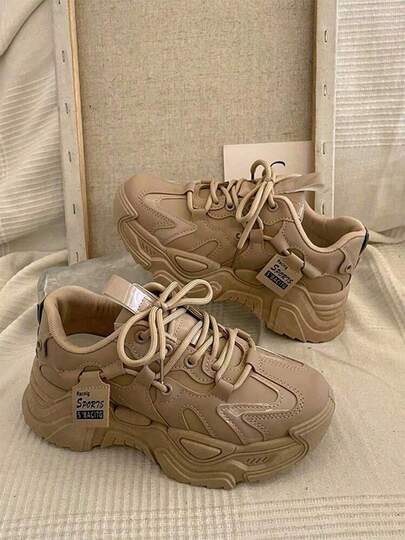 Un par de elegantes zapatillas deportivas de plataforma color beige, botines/zapatillas de skate de PU informales y cómodas, con suela gruesa, diseño cosido, ligeras y de corte bajo.