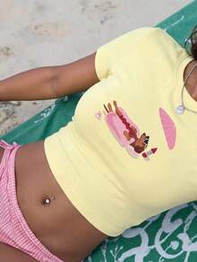 Camiseta feminina curta e ajustada com gola redonda, estampa divertida de cachorro-quente com dachshund, estilo retrô americano, blusa versátil ideal para férias na praia, viagens para ilhas, festivais de música de verão, encontros na praia e passeios casuais com as amigas. - Amarelo - Ver 1