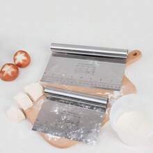 1 pieza Raspador de masa de acero inoxidable con cortador multifunción con escala y superficie antiadherente, diseño de mango ergonómico, perfecto para hornear pasteles, tartas y pizza. Superficie de metal duradera, diseño a prueba de óxido. - Multicolor - Ver 11