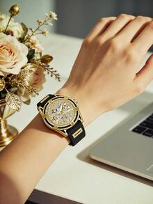Guess Đồng hồ nữ cao cấp mặt số hình đầu lâu khảm pha lê, đa chức năng, vỏ vàng, dây đeo silicon đen. - Vàng - Xem 4