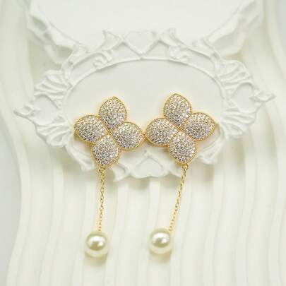 Bông tai tua rua ngọc trai đính toàn bộ hình cỏ bốn lá sang trọng dành cho nữ, thiết kế độc đáo, kiểu dáng vàng óng ánh, thanh lịch, phù hợp cho phái nữ.