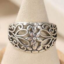 1 pieza Anillo de patrón floral hueco hecho a mano de estilo minimalista vintage, banda ancha plateada, joya de regalo con estilo bohemio, adecuado para mujeres - Plateado - Ver 2