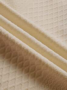 Bộ 2 món gồm áo polo ngắn tay màu kaki và quần short dây rút dành cho nam, áo polo có khóa kéo họa tiết hình thoi và quần short cạp chun, chất liệu vải jacquard thoáng khí và mềm mại, phong cách nghỉ mát biển, lý tưởng cho các chuyến đi chơi mùa hè. - Màu Khaki - Xem 6