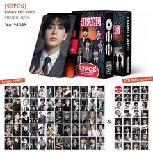 2026 BT//S [ARIRANG] <SWIM> <BODY TO BODY> 专辑高清双面激光全息照片卡，KPOP 收藏礼品，127 张，RM、Jin、J-Hope、Jimin、V 西装系列。2026 ARIRANG 专辑高清双面激光照片卡 ARMY 专属礼品套装，包含个性化彩色吊坠，可挂在衣服、包包、车钥匙上，创意可爱派对装饰，是圣诞节、情人节、生日的理想礼物。 - 彩色 - 查看 17