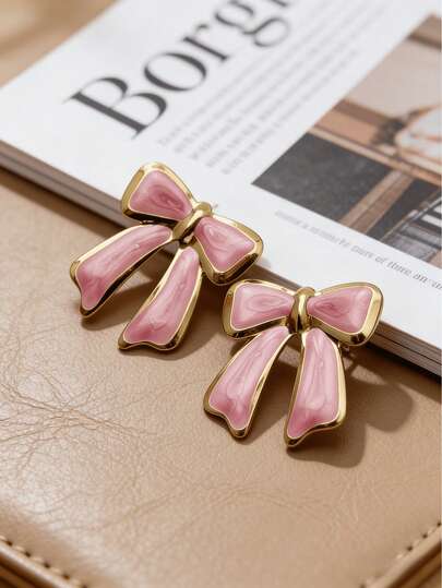 Đôi bông tai nữ thời trang màu vàng và hồng phối hợp mềm mại, hình nơ duyên dáng. Thích hợp cho sinh viên, người mới đi làm và những ai yêu thích phong cách ngọt ngào và quyến rũ. Hoàn hảo làm quà sinh nhật cho bạn thân hoặc bạn gái, và quà tặng Ngày của Mẹ.