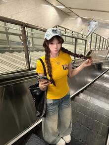 女款心形與字母印花標準肩短袖T恤，美式時尚獨特夏季上衣，休閒黃色 - 黃色 - 查看 8