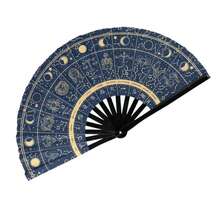 Un gran abanico plegable, el modelo loco de 13 pulgadas, presenta un diseño de cielo estrellado bohemio azul marino con detalles dorados. Está hecho de material ABS ligero y es perfecto para carnavales, eventos EDM, festivales de música, actuaciones de baile y viajes a la playa. Artículo esencial de viaje, camping - azul real - Ver 11