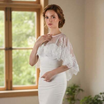 一件白色轻薄圆领无袖蕾丝网纱新娘披肩，短款简约婚纱外套，适合摄影