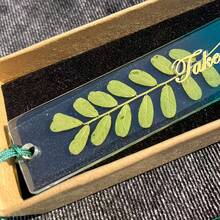 Bộ quà tặng gồm 1/2 chiếc bookmark hình lá cây thủ công làm bằng nhựa epoxy, thích hợp làm quà tặng ngày lễ. - Nhiều màu - Xem 3