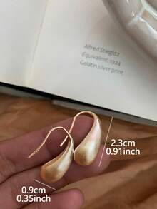 1 Đôi bông tai dáng giọt nước màu vàng kim mờ sang trọng, tối giản, phù hợp cho nữ giới đeo hàng ngày, đi làm và mặc thường ngày. - Vàng - Xem 3