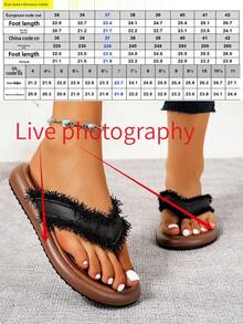 Sandalias planas de verano de una sola pieza para mujer - El tamaño es ligeramente grande, sandalias de punta abierta hechas de material suave de PU y tela, decoradas con flecos. La parte superior presenta encaje y detalles decorativos, combinados con una suela de goma para un ajuste perfecto. Adecuado para vacaciones, actividades al aire libre, uso doméstico, fiestas de cóctel y eventos diarios al aire libre. Sandalias de playa de estilo marrón de punta abierta. Corre un poco pequeño. - Negro - Ver 5
