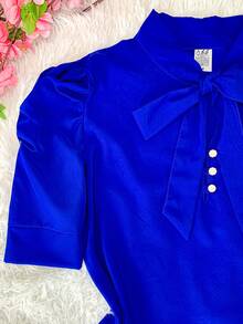 Short-Sleeved Blouse With Puff Sleeves And Bow, Size 8. Elegant Casual Style. Button Closure At The Top. - 寶藍色 - 查看 3