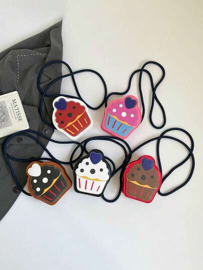 Đây là chiếc túi mới với họa tiết bánh cupcake 3D đáng yêu, sở hữu thiết kế độc đáo và cao cấp. Chiếc túi thời trang này có màu sắc tươi tắn và rực rỡ. Có thể đeo chéo vai, nhưng dây đeo vai không điều chỉnh được. Kiểu dáng giản dị nhưng vẫn sành điệu, hoàn hảo để mang đi chơi và cũng là một món quà tuyệt vời dành cho bạn bè.