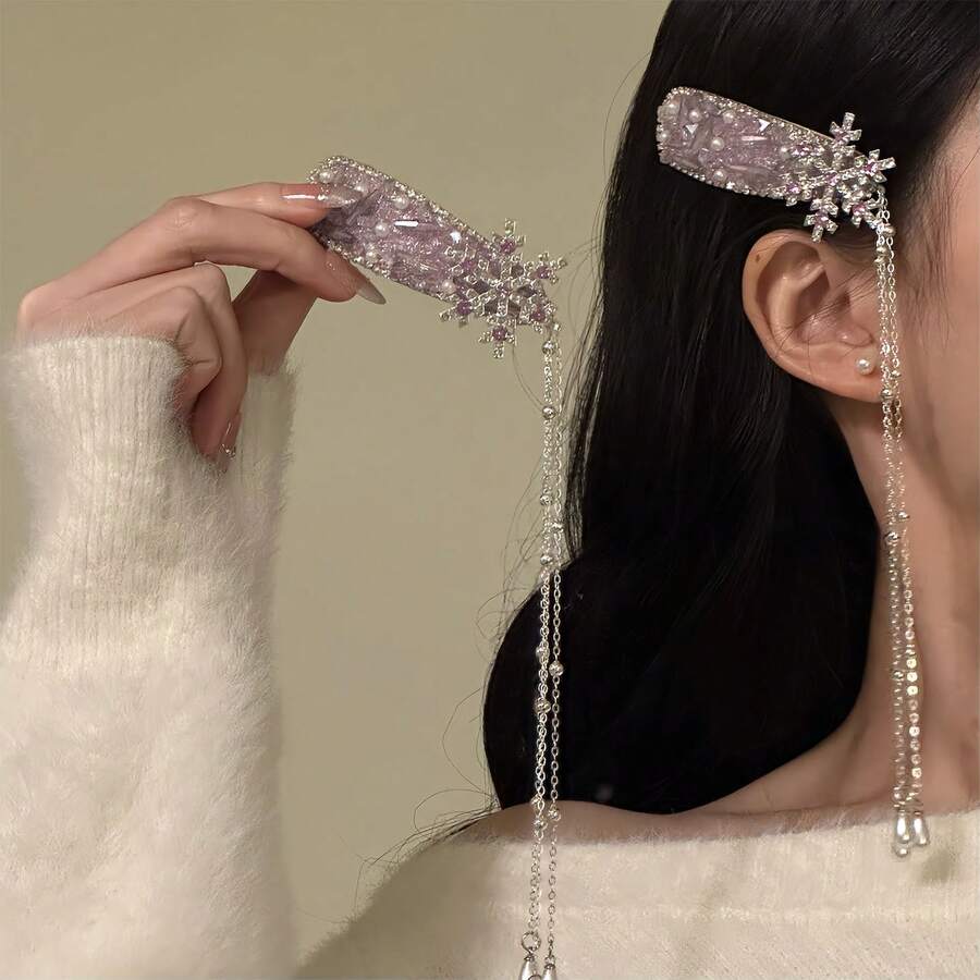 【マンフラワーピンク】新作超エレガントで繊細なジルコニアスノーフレークタッセルヘアクリップ（女性用）ピンクパープルのグラデーションテクスチャ、キラキラ輝くダイヤモンドとパールをあしらったロングタイプの流れるようなタッセルが雰囲気を演出。シルバーメタルの質感でしっかりと髪を固定し、傷つけません。立体的なスノーフレークデザインは繊細で個性的。韓国風の優しい雰囲気、日本のフレッシュな雰囲気、フランスのエレガントなスタイルにマッチします。前髪やサイドのハーフアップ、後頭部のヘアスタイルに適しています。普段使い、通勤、通学、デート、写真撮影、親友へのプレゼントに最適な雰囲気のあるヘアアクセサリー。セーターやワンピース、ニットウェアに合わせやすい。学生や会社員、甘いスタイルを好む女性に - ピンクジルコンのタッセルヘアクリップ(1個) - チェックする 1