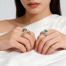 1 chiếc nhẫn xoắn điều chỉnh được hình rắn thanh lịch, đính kim cương lấp lánh, mắt xanh và thiết kế toàn bộ bằng kim cương, món trang sức hoàn hảo để đeo hàng ngày và trong dịp Halloween. - Nhiều màu - Xem 3