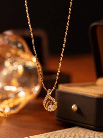 1 chiếc dây chuyền mặt hình thiên nga mạ vàng sang trọng đính đá CZ, món quà trang sức tinh tế dành cho phái nữ. Lưu ý: Do các lô sản xuất khác nhau, có thể có sự khác biệt nhỏ về màu sắc. Ngoài ra, do ánh sáng và góc chụp, sản phẩm thực tế có thể có sự khác biệt nhỏ về màu sắc so với hình ảnh.