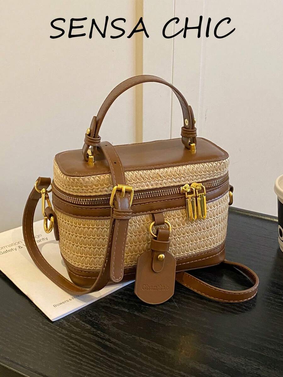 Đây là một chiếc túi xách vuông thời trang, đa năng, cao cấp màu nâu phối màu dành cho nữ. Túi có một quai xách phía trên, dây đeo vai dài có thể điều chỉnh để đeo vai hoặc đeo chéo, thiết kế mặt dây chuyền hình chữ cái nhỏ và các chi tiết đường may tinh tế.