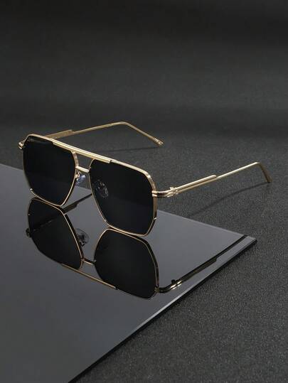 1副男士金属飞行员镜框，高级感十足，独特的双梁设计，金属边框眼镜架，经典优雅，简约时尚，适合商务、婚礼、外出等场合佩戴，是理想的配饰之选。