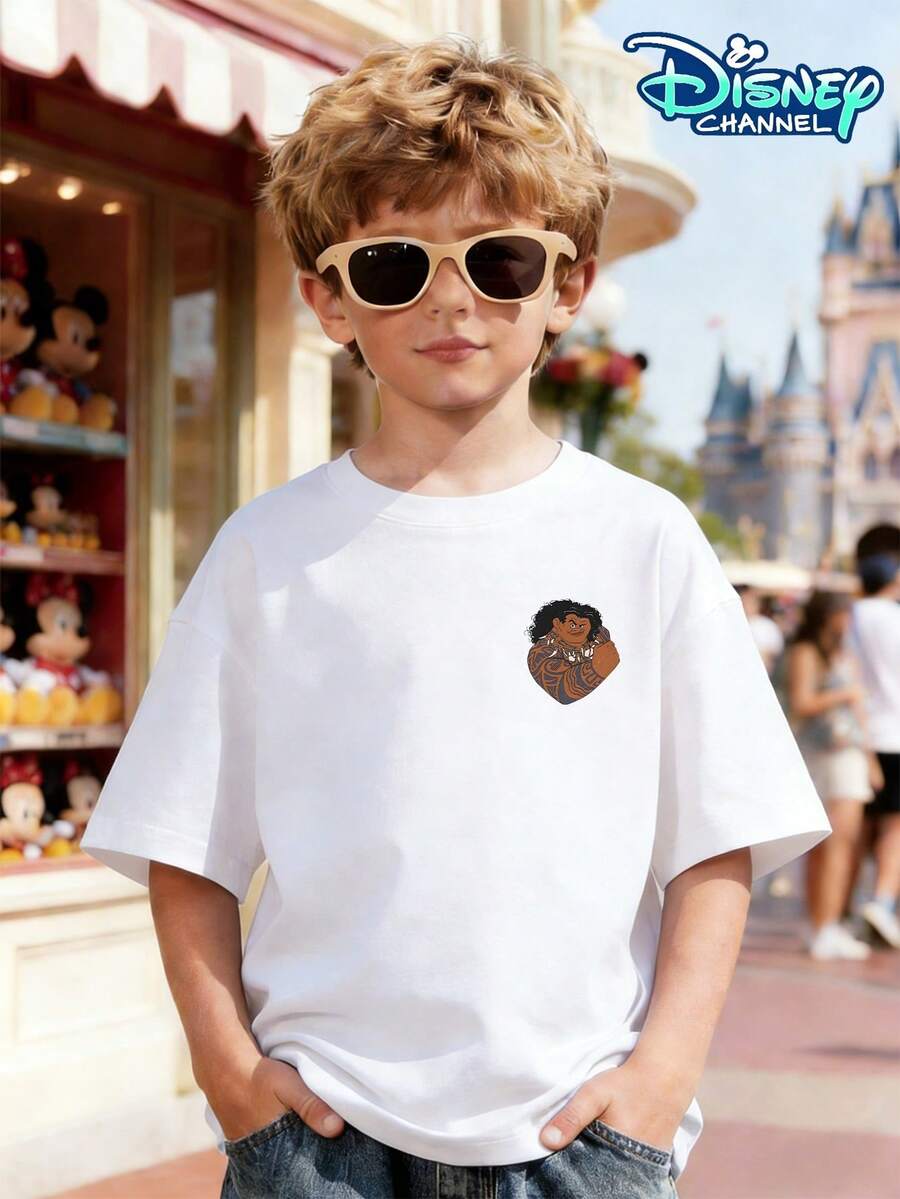 This Disney "Moana" Maui Double-Sided Printed T-Shirt For Boys Aged 4-12 Features A Mini Maui Head On The Front And A Large Maui Image With Distressed Slogans On The Back. The Totem Lines And American Distressed Texture Add Rich Detail And A Unique Touch. It Can Be Paired With Wide-Leg Jeans, Cargo Shorts, Athletic Joggers, Or Casual Trousers, Making It Suitable For Theme Park Visits, Family Trips, Daily School, Outdoor Camping, Birthday Parties, And Other Occasions. It Is Skin-Friendly And Breathable, Easily Creating A Cool American Retro Style. - trắng - Xem 1