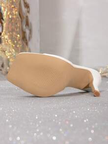 Mẫu sandal cao gót màu trắng mới mùa hè 2026 dành cho nữ, kiểu dáng thoải mái, hở mũi, dễ xỏ, quai trong suốt, gót mỏng, phù hợp phối cùng váy. - trắng - Xem 6