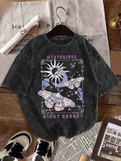 女士复古风神秘夜能量蝴蝶、星星、月亮和蘑菇图案圆领短袖T恤，适合街头休闲音乐节穿着。采用纯棉面料，经过水洗做旧处理。尺码齐全。春夏女装款式，毕业季和返校季的理想之选。黑色