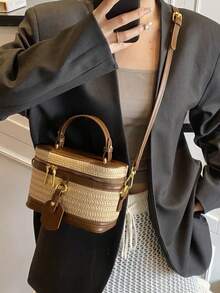 Đây là một chiếc túi xách vuông thời trang, đa năng, cao cấp màu nâu phối màu dành cho nữ. Túi có một quai xách phía trên, dây đeo vai dài có thể điều chỉnh để đeo vai hoặc đeo chéo, thiết kế mặt dây chuyền hình chữ cái nhỏ và các chi tiết đường may tinh tế. - màu nâu - Xem 5