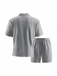 男士灰色短袖 Polo 衫和抽绳短裤两件套，Polo 衫采用菱形纹理拉链设计，短裤采用松紧腰带，面料透气顺滑，适合夏季海滩度假穿着。 - 灰色 - 查看 6