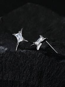 1 Đôi bông tai hình ngôi sao bốn cánh bất đối xứng độc đáo, bông tai unisex không gây dị ứng, phù hợp với nhiều phong cách, thích hợp cho các dịp lễ hội và đeo hàng ngày. - Bạc - Xem 3