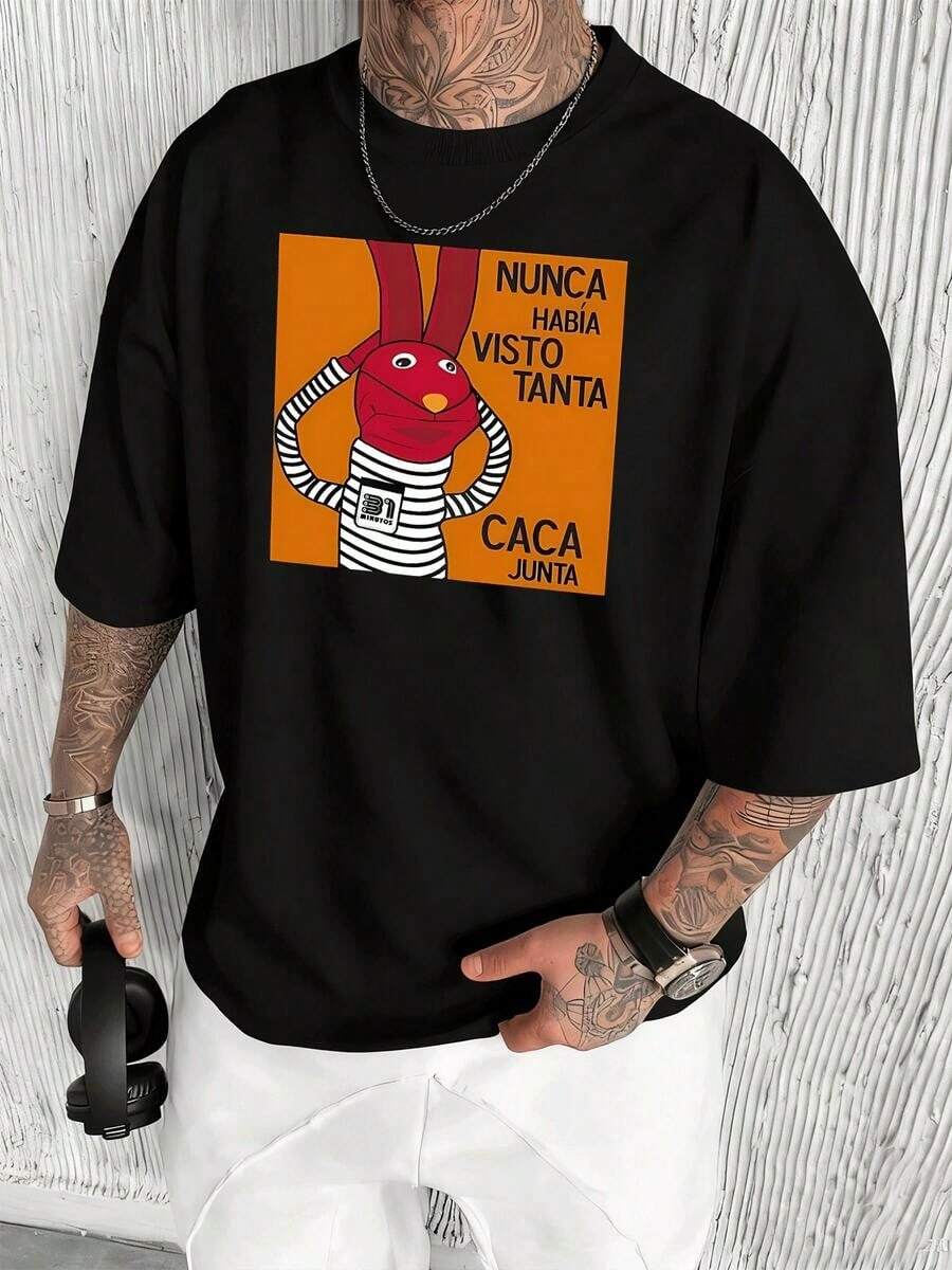 Conejo rojo con ojos saltones y expresión sorprendida junto a la frase Nunca Había Visto Tanta Caca Junta camiseta de hombre para fans del programa 31 Minutos confeccionada en 100% algodón suave y transpirable. - Negro - Ver 1